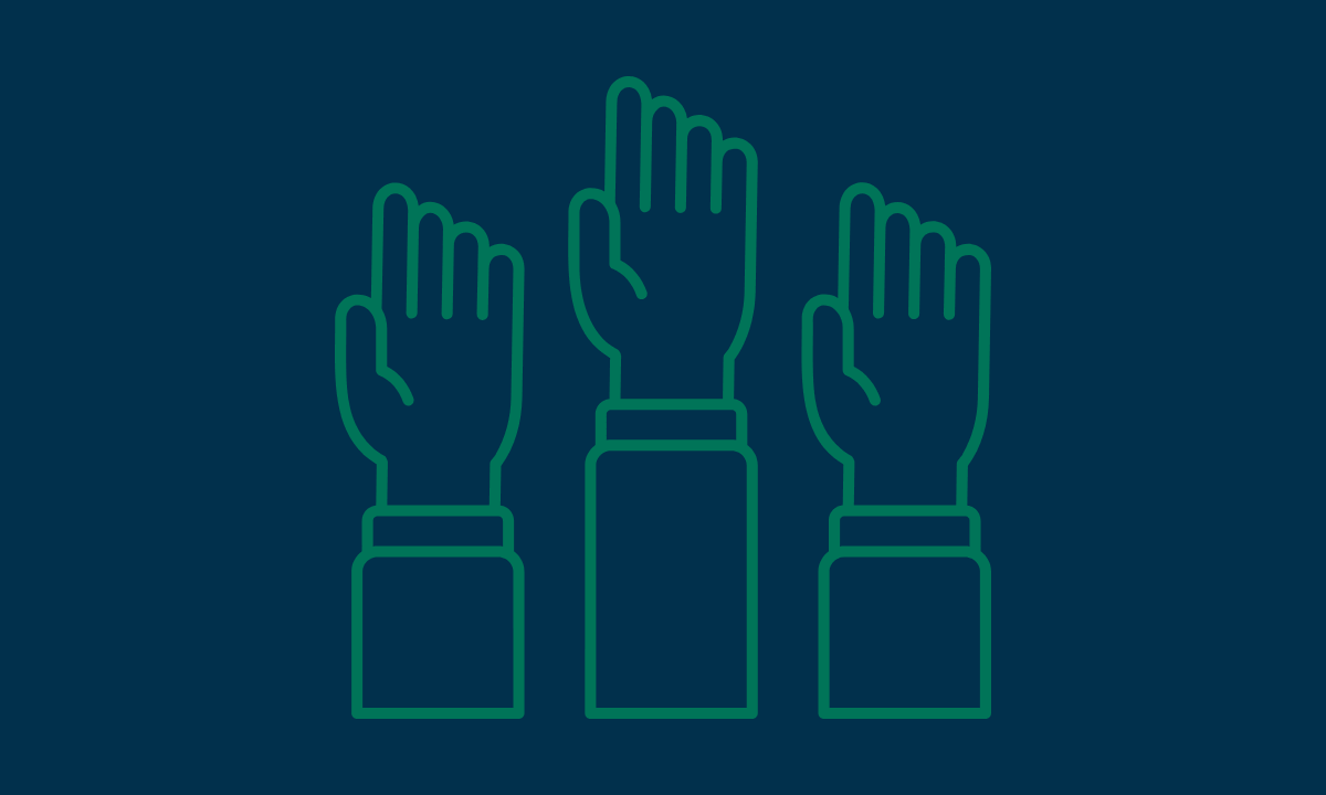 Trois mains levées avec les paumes ouvertes, dessinées en vert, symbolisant des élèves qui participent ou se portent volontaires en classe, sur un fond bleu foncé.